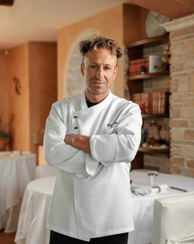 Lo chef Vito Mattera in giacca bianca nella sala del ristorante