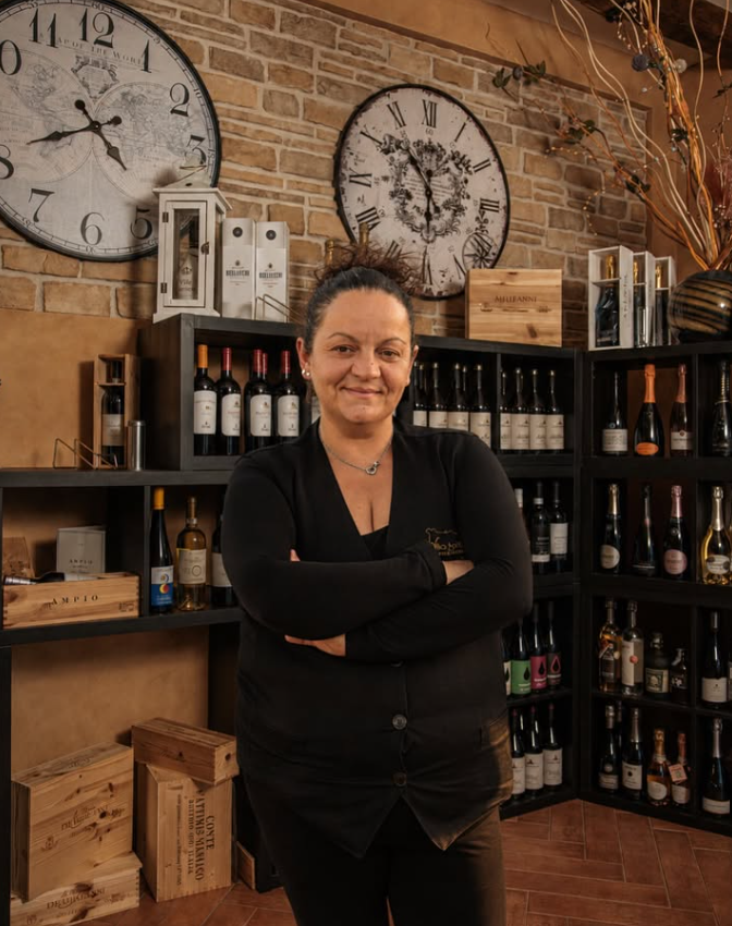 La sommelier Marcella Marrocco nella cantina dei vini